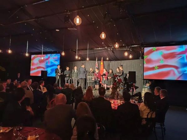 �� �� �s ��